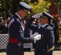 Su Majestad el Rey condecora al número Uno de la XXII promoción, sargento Torrente López
